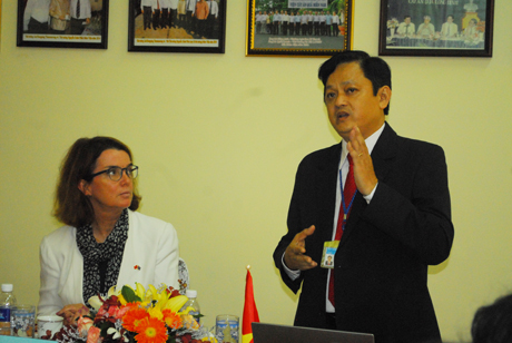 TS. Nguyễn Văn Hòa giới thiệu với bà Đồng Bộ trưởng Bộ Nông nghiệp  và Quản lý nguồn nước Úc về các giống cây ăn trái ở Việt Nam.