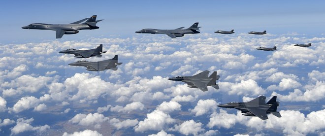 Máy bay B-1B, F-35của Mỹ triển khai tại Hàn Quốc, ngày 18/9. Nguồn: YONHAP/TTXVN