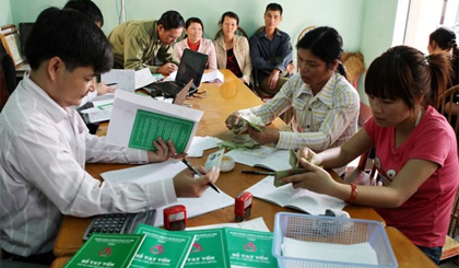 Giao dịch tại Ngân hàng Chính sách. (Nguồn: TTXVN)