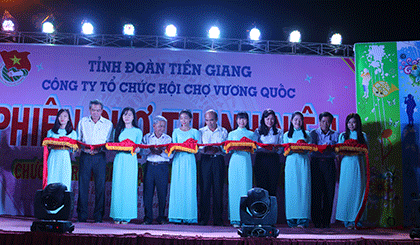 Ban Tổ chức cắt băng khai mạc phiên chợ.
