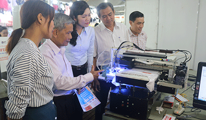 Ông Trần Long Thôn (thứ 2 từ trái sang) tham quan gian hàng khởi nghiệp của thanh niên.