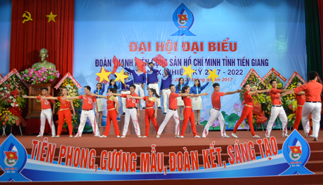 Diễn văn nghệ chào mừng Đại hội.