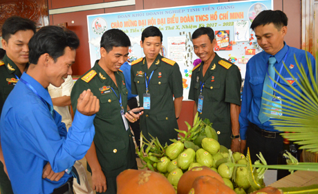 Mô hình trưng bày đặc sản địa phương của các đoàn đại biểu về tham dự Đại hội.