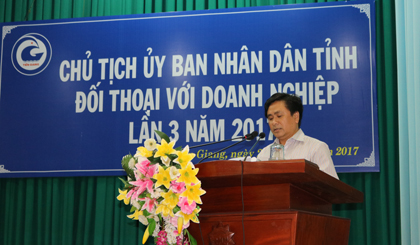 Ông Trần Văn Dũng, Giám đốc Sở Kế hoạch và Đầu tư báo cáo tóm tắt tình hình kinh tế - xã hội 9 tháng năm 2017 và một số nhiệm vụ trọng tâm trong những tháng cuối năm
