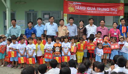 Báo Ấp Bắc tặng quà trung thu cho trẻ em có hoàn cảnh khó khăn.