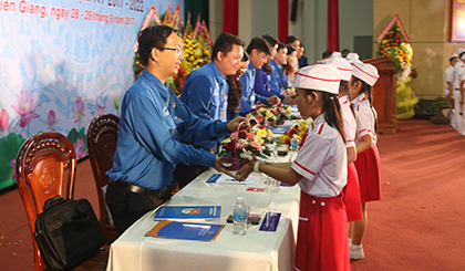 Đội Thiếu niên Tiền phong Hồ Chí Minh tặng hoa chúc mừng Đại hội.