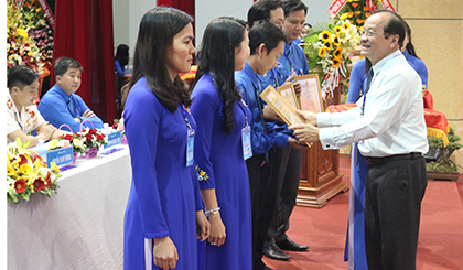Ông Trần Thanh Đức, Phó Chủ tịch UBND tỉnh, trao bằng khen của UBND tỉnh cho các cá nhân tập thể đã có thành tích trong nhiệm kỳ 2012 - 2017.