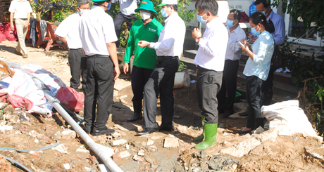 ông Lê Văn Hưởng trao đổi việc xử lý với ngành chuyên môn và chủ doanh nghiệp