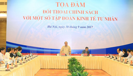 Quang cảnh buổi toạ đàm đối thoại chính sách với một số tập đoàn kinh tế tư nhân. (Ảnh: Thống Nhất/TTXVN)