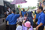 Tặng quà trung thu ở xã Long Vĩnh