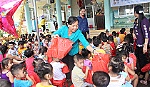 Công đoàn viên chức Tiền Giang trao quà trung thu ở Tân Phước