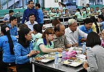 Thủ tướng dùng suất cơm ca chiều với công nhân