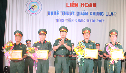 Ảnh: Đồng chí Đại tá Cao Văn Mĩa, Chính ủy Bộ CHQS tỉnh tặng Giấy khen cho các đơn vị đạt giải chương trình xuất sắc. 