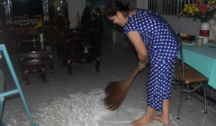 Mưa lớn làm nhiều ngôi nhà ở khu phố 2 phường 5 bị ngập nước.