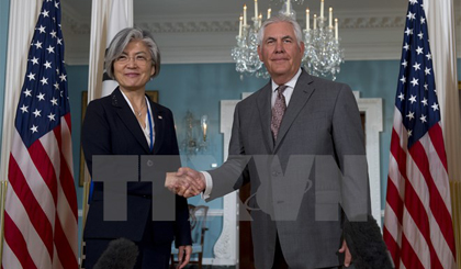 Ngoại trưởng Hàn Quốc Kang Kyung-wha (trái) và người đồng cấp Mỹ Rex Tillerson tại cuộc gặp ở Washington, DC, Mỹ ngày 28/6. Nguồn: AFP/TTXVN
