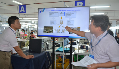 Người lao động nước ngoài đang làm việc tại Chi nhánh Công ty Pungkook (Cụm công nghiệp Tân Mỹ Chánh).