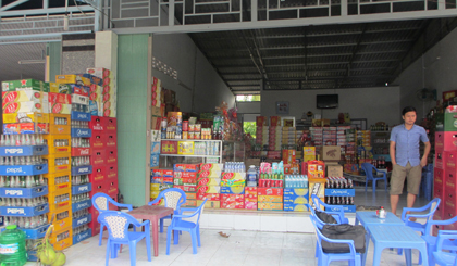 Khoảng 2 m (bên trái) từ trước ra sau (nơi chứa hàng hóa và nhà bếp) nguyên là con hẻm, nay trở thành nhà của hộ bà Tám.