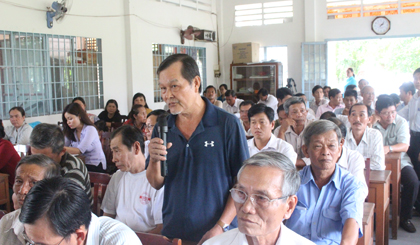 Cử tri xã Hòa Khánh phát biểu ý kiến.
