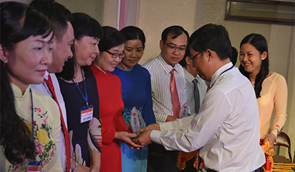 Tỉnh ủy viên, Bí thư Đảng ủy khối các cơ quan tỉnh, Trưởng Ban chỉ đạo hội thi trao tặng logo và quà cho các thí sinh dự thi vòng 2 cấp Đảng ủy khối tại Hội thi