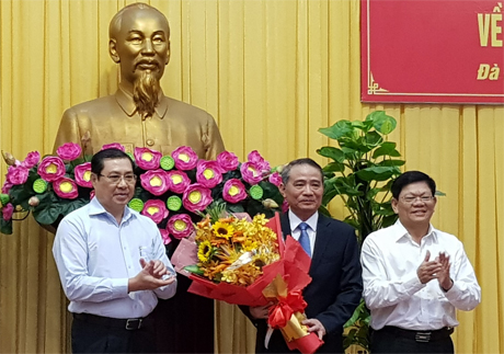 Bí thư Thành ủy Đà Nẵng Trương Quang Nghĩa cùng Phó Bí thư Thành ủy, Chủ tịch UBND Thành phố Huỳnh Đức Thơ (trái) và Phó Bí thư Thường trực Thành ủy Võ Công Trí (phải).  Ảnh: VGP/Thế Phong