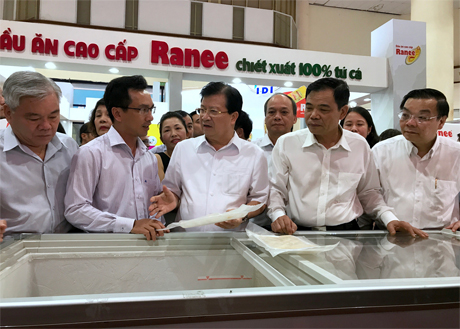Phó Thủ tướng nhấn mạnh người dân phải được tiêu dùng những sản phẩm tốt nhất do các DN trong nước sản xuất. Ảnh: VGP/Xuân Tuyến
