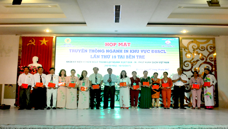 Trao kỷ niệm chương cho cán bộ công nhân viên Công ty Cổ phần In Bến Tre