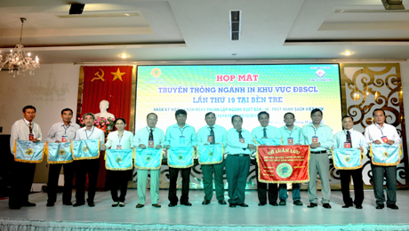 Trao cờ luân lưu cho đơn vị tổ chức buổi Họp mặt Ngành In lần thứ 20