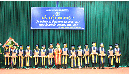 Tiến sĩ, Bác sĩ Nguyễn Hùng Vĩ, Phó Giám đốc Sở Y tế Tiền Giang, Hiệu trưởng nhà trường trao bẳng tốt nghiệp cho các tân khoa.