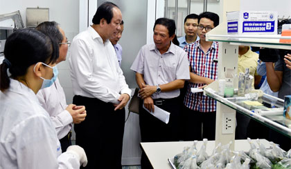 Tổ công tác của Thủ tướng kiểm tra thực tế việc kiểm tra chuyên ngành với hàng hóa xuất nhập khẩu tại cảng Hải Phòng. Ảnh: VGP/Nhật Bắc
