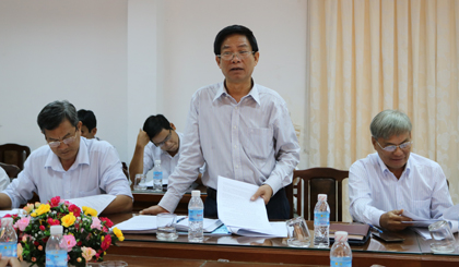 Phó Giám đốc Sở Xây dựng Trần Phương Nam báo cáo với đoàn giám sát về tình hình xây dựng nhà ở công nhân hiện nay củng như nhu cầu về nhà ở của công nhân trên địa bàn tỉnh trong thời gian tới 