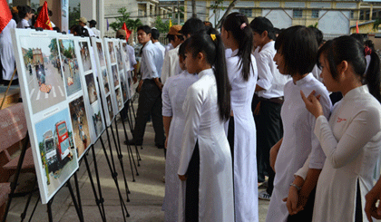 Triển lãm ảnh với chủ đề ATGT trong nhà trường. Ảnh: HỮU CHÍ