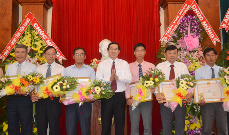 Khen thưởng doanh nhân tiêu biểu.