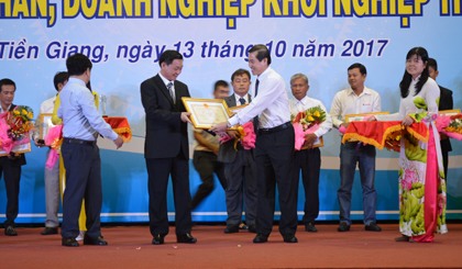 Chủ tịch UBND tỉnh Lê Văn Hưởng vinh danh doanh nhân tiêu biểu 2017.