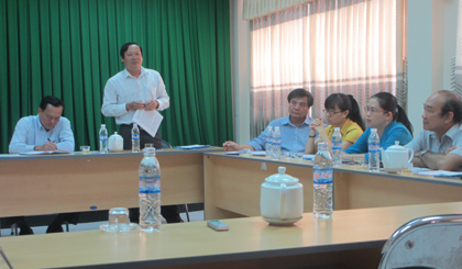 Bí thư Thị ủy, Chủ tịch UBND TX. Gò Công Nguyễn Hữu Lợi giải trình những thắc mắc của bà Hà.
