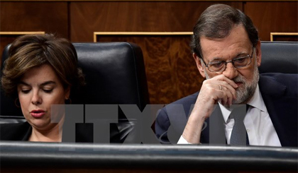 Thủ tướng Tây Ban Nha Mariano Rajoy (phải) và Phó Thủ tướng Tây Ban Nha Soraya Saenz de Santamaria (trái) tại cuộc họp ở Madrid ngày 11/10. Nguồn: AFP/TTXVN