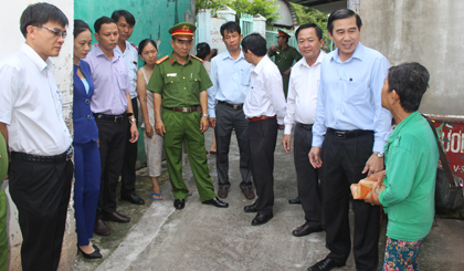 Chủ tịch UBND tỉnh Lê Văn Hưởng kiểm thi công di dời cống thoát nước trên phần đất của bà Lữ Ngọc Lành (phường 4, TP. Mỹ Tho).