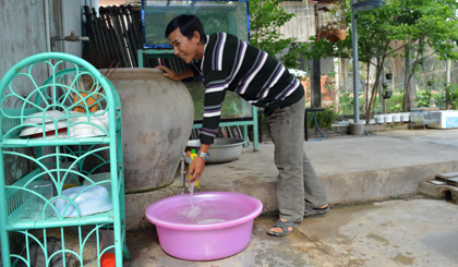 Người dân huyện Tân Phú Đông vui mừng đón nhận nguồn nước BOO Đồng Tâm. 	Ảnh: N.T