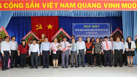 Tặng hoa cho cán bộ Trung tâm dạy nghề và hỗ trợ nông dân