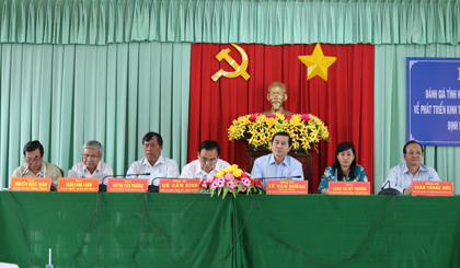 Các đồng chí lãnh đạo tỉnh chủ trì Hội nghị
