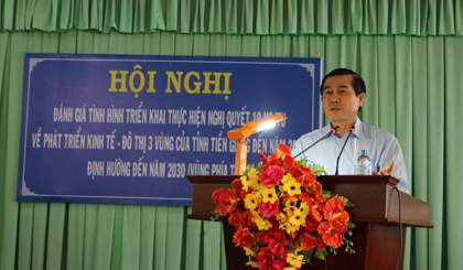Đồng chí Lê Văn Hưởng, Phó Bí thư Tỉnh ủy, Chủ tịch UBND tỉnh, Trưởng Ban Chỉ đạo triển khai thực hiện Nghị quyết số 10-NQ/TU phát biểu tại Hội nghị