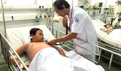 Bác sỹ chăm sóc cho bệnh nhân sốt xuất huyết. (Ảnh: Phương Vy/TTXVN)