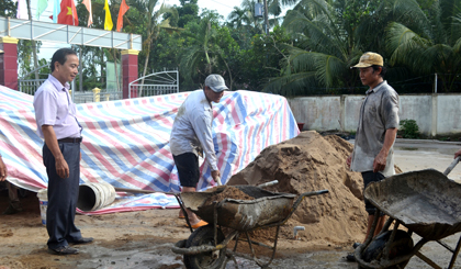 Chỉnh trang khuôn viên UBND xã.