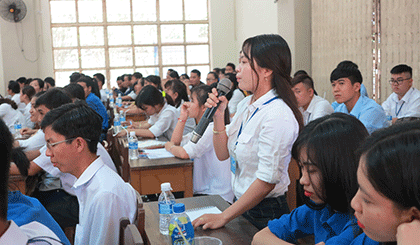Sinh viên phát biểu ý kiến 