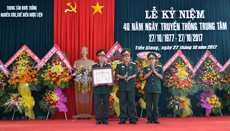 Ban Giám đốc trung tâm nhận Bằng khen của Quân khu 9.