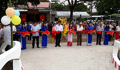 Đại biểu cắt băng khánh thành cầu 