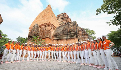 Các thí sinh tham quan Khu di tích Tháp Bà Ponagar. Ảnh: Tiên Minh/TTXVN