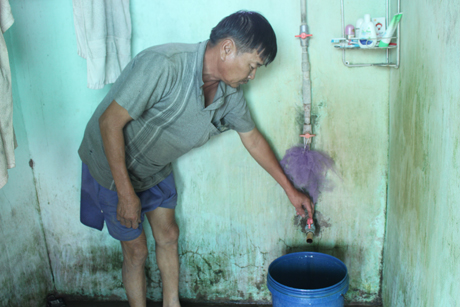Việc thiếu nước sinh hoạt làm cuộc sống người dân bị đảo lộn.