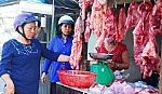 Giá heo hơi thấp, thịt bán tràn lan
