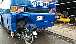 Va chạm đuôi ô tô khách, một thanh niên bị thương nặng
