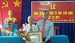 Huyện Gò Công Đông: Trao Huy hiệu 70 năm tuổi Đảng